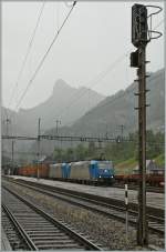bls-lotschbergbahn/276990/zwei-185-mit-einem-gueterzug-in Zwei 185 mit einem Gterzug in Kandersteg. 
29. Juni 2013