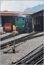 Vom Zug aus fotografiet, die kohlebefeuerte  und dadurch qualmende BRB H 2/3 N° 6 im BRB Depot von Brienz.