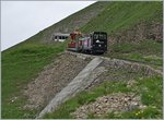 BRB/515758/von-unserem-vorausfahrenden-zug-konnte-ich Von unserem vorausfahrenden Zug konnte ich gut ein paar Bilder des nach folgenden talwärts fahrenden 'Versorgunszuges' machen.
Hier kurz nach der Abfahrt von der Gipfelstation.
8. Juli 2016