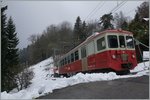 Schnee zum 1. Mai 2016 in Ondallaz. Im Gegensatz zu den üblichen Gepflogneheiten liegt der Haltebereich der Station Ondallaz in der ziemlich starken Neignug der Strecke.
