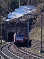 Das Bild zeigt: Crossrail-Loks putzen sich doch!  Die Crossrail 185 601-2 mit einer Schwesterlok mit einem Güterzug oberhalb von Wassen auf der Gotthard Nord-Rampe.