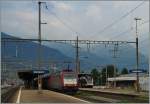 Zwei Crossrailloks mit einem lange Güterzug warten in Giubiasco, langsam fahrend auf die Streckenfreigabe Richtung Norden.