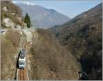 Die Centovallibahn (Hundettlerbahn) auf der Fahrt von Locarno nach Camedo kurz nach Intragna. Rechts im Bild, tief unten im Tal ist die  Rmische Brcke  von 1588 ber die Melezza zu sehen. 
24. Mrz 2011