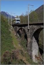 Ein SSIF ABe 4/6 erreicht den Rio Graglia Viadukt bei Tronatano.