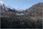 Kleine Bahn auf grosser Brücke: Der FART ABDe 6/6 31  Ticino  verlasst Intragna Richtung Locarno.