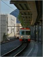 Ein freundlicher FLP Regionalzug erreicht seinen Zielbahnhof Lugano. 
12. Sept. 2013