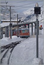 Kurvt durch Eis und Schnee, ein GGB Zahnradbahn Zug erreicht in Küzre Riffelalp.
27. Feb. 2014 