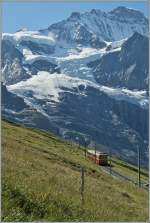 Eine kleine Bahn auf dem Weg zum grossen Berg: Ein JB Pendelzug hat die Kleine Scheidegg verlassen und wird in gut einer Stunde auf dem Jungfraujoch eintreffen.