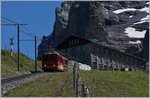 Ein klassischer Jungfraubahn Pendelzug hat die Station Eigergletscher verlassen und fährt nun Richtung Tal.