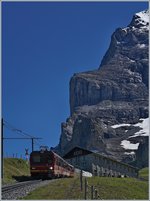 Die beiden JB Bhe 4/8 erreichen in Kürze die Station Eigergletscher.
8. August 2016
