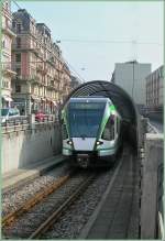 Der LEB RBe 4/8 verlsst den Tunnel vom unterirdischen Bahnhof Chauderon kommend und wird anschlieend im Strassenbereich von Lausanne durch die Stadt fahren.
