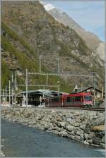 Ein MGB  Zermatt Shuttle  im Bahnhof Tsch.