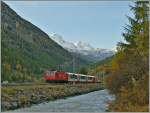 Der Glacier Express 908 bei Tsch. Von den vier Glacier Express-Zugspaaren verkehrt diese Woche tglich nur noch ein Zugspaar und ab nchster Woche ist Pause, bis dann am dem Fahrplanwechsel wieder die Wintersaison beginnt.
