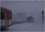 Heftigs Schneetreiben in Andermatt.
Im Hintergrund ist die MHB HGe 4/4 102 wage zu erkennen. 
5. Jan. 2017