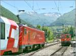 Der Glacier Express muss noch den Gegenzug abwarten, der Autozug die Distanz zum Glacier-Express; Realp, den 19. Juli 2010.