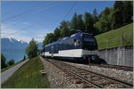 mob-goldenpass/498357/die-abe-44-9303-und-be Die ABe 4/4 9303 und Be 9203 (Serie 9000) 'Alpina' mit einem Mittelwagen verlassen Sendy-Sollard Richtung Chernex.
25. Mai 2016