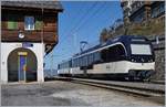 mob-goldenpass/549344/ein-alpina-be-44---abe Ein Alpina (Be 4/4 - ABe 4/4 Serie 9000 mit Zwischenwagen) ist als Regionalzug 2224 von Montreux nach Zweisimmen unterwegs und macht in Chamby einen kurzen Halt.
27. März 2017
