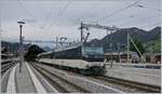 Die MOB Ge 4/4 8002 steht mit ihrem Panoramic Express in Zweisimmen zur Abfahrt nach Montreux bereit.