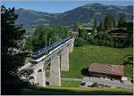 mob-goldenpass/773009/ein-mob-alpina-zug-auf-der-fahrt Ein MOB Alpina-Zug auf der Fahrt nach Montreux kurz vor der Ankunft in Gstaad auf dem Viadukt von Gstaad. 

2. Juni 2020