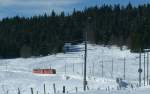 In der weiten Jura Landschaft zwischen La Givrine und La Cure gehtder NStCM Regionalzug fast verloren. 
19. Jan 2010