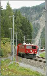 RhB/126108/in-flottem-tempo-durch-die-doppelspur In flottem Tempo durch die Doppelspur S-Kurve bei Filisur traktiert die Ge 4/4 I den Glacier Express Davos - Zermatt am 16. Sept 2009.