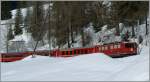 Im Schnee bei Bergn traktiert eine RhB Ge 6/6 II 705 am 20. Mrz 2009 ihren IR Richtung Chur.