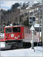 Die RhB Ge 6/6 704 mit einem Albula-Schnellzug (Chur - St.Moritz) kurz nach Bergn.
20. Mrz 2009
