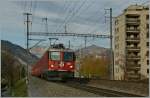 Das Bahnsteigende in Chur Wiesental bietet gut Fotomglichkeiten fr die RhB Zge, wie hier die Ge 4/4 II 620 mit einem RE Scuol - Disentis, sowie ...