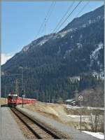 In Rabius Surrein begegnet unserem Zug auf der Fahrt von Disentis nach Chur der Gegenzug.