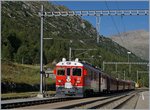 Der RhB Berninabahn ABDe 4/4 III 51 mit seinem Regionalzug 1617 von St.Moritz nach Tirano in Bernina Suot.