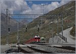 Zwei RhB ABe 4/4 III erreichen mit ihrem Regionalzug nach Tirano den Bhanhf Ospizio Bernina.