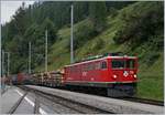 Die RhB Ge 6/6 II 706 erreicht mir einem Güterzug Bergün/Bravuogn.
