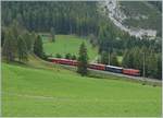 Der Albula Schnellzug nach Chur mit einer RhB Ge 6/6 II an der Spitze erreicht in Kürze Bergün.11.