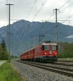 Kurz vor der Vorbeifahrt des SBB Gterzuges fuhr ein RhB Schmalspurzug Richtung Reichenau-Tamins in Felsberg durch.