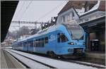 tpf-ex-gfm/772443/auf-der-strecke-von-duedignefribourg-- Auf der Strecke von Düdigne/Fribourg - Romont - Bulle verkehren neben den SBB Domino Zügen auch TPF Flirts, so wie zum Beispiel dieser schöne hellblaue Werbe RABe 527 198 der in Romont auf die Abfahrt nach Bulle wartet. 

22. Dezember 2021