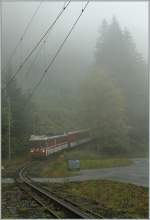 zb-zentralbahn/100695/durch-den-nebel-tastet-sich-der Durch den Nebel tastet sich der IR von Engelberg nach Luzern ins Tal. 
18. Oktober 2010