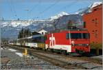 Die  zb  HGe 4/4 101 961-1 erreicht mit ihrem Goldenpass IR 2218 von Luzern nach Interlaken (- Montreux) Meiringen.