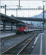 Der De 110 021-3 erreicht Interlaken Ost.