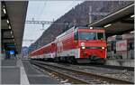 Beim Umsteigen in Interlaken Ost entdeckt und versucht in der kurzen Zeit zu fotografieren: Die SBB-Zentralbahn HGe 4/4 101 964-5 wartet mit ihrem Regionalzug R 70 9063 auf die Abfahrt nach Meiringen.