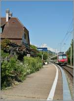 Der Regionalzug 5153 verlsst von Neuchtel nach Biel/Bienne verlsst den Haltepunt Ligerz.