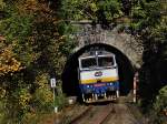 Die 754 027 am 10.10.2010 mit einem Personenzug unterwegs bei Bhmisch Eisenstein.