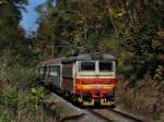 BR 242/100100/die-242-263-am-10102010-mit Die 242 263 am 10.10.2010 mit einem Personenzug unterwegs bei Klatov.