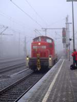V 90 (alle Arten) Mit eine der sch�nsten Rangier-Gro�dieselloks ist die gute alte Baureihe V 90. Hier summt die 295 027-7 mit einem freundlichen Lokf�hrer(der extra kurz abbremste)an uns vorbei. HH-Harburg 29.12.2009