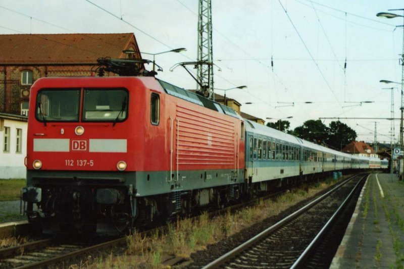  112 137-5 im Bahnhof Pasewalk (2002)