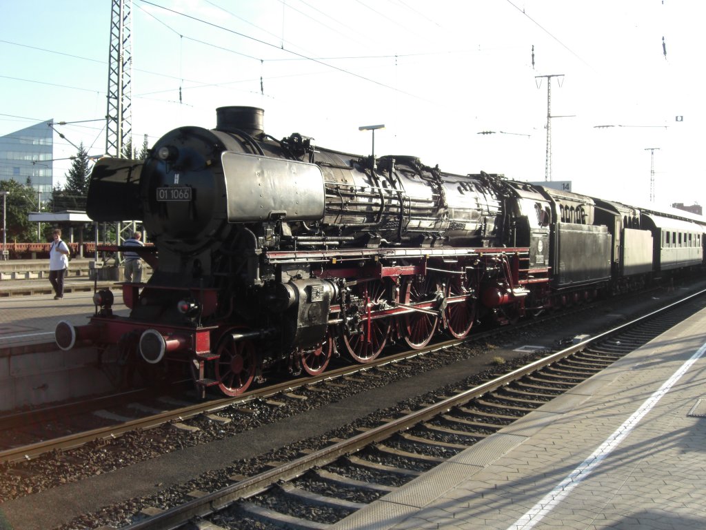 01 1066 am 21. August 2010 im Bahnhof von Rosenheim.