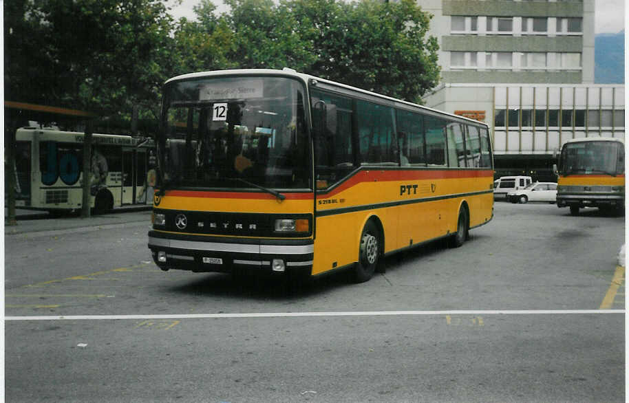 (013'134) - PTT-Regie - P 25'058 - Setra am 5. Oktober 1995 beim Bahnhof Sion