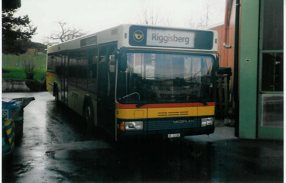 (015'901) - Engeloch, Riggisberg - Nr. 5/BE 13'188 - Neoplan am 20. November 1996 in Riggisberg, Garage