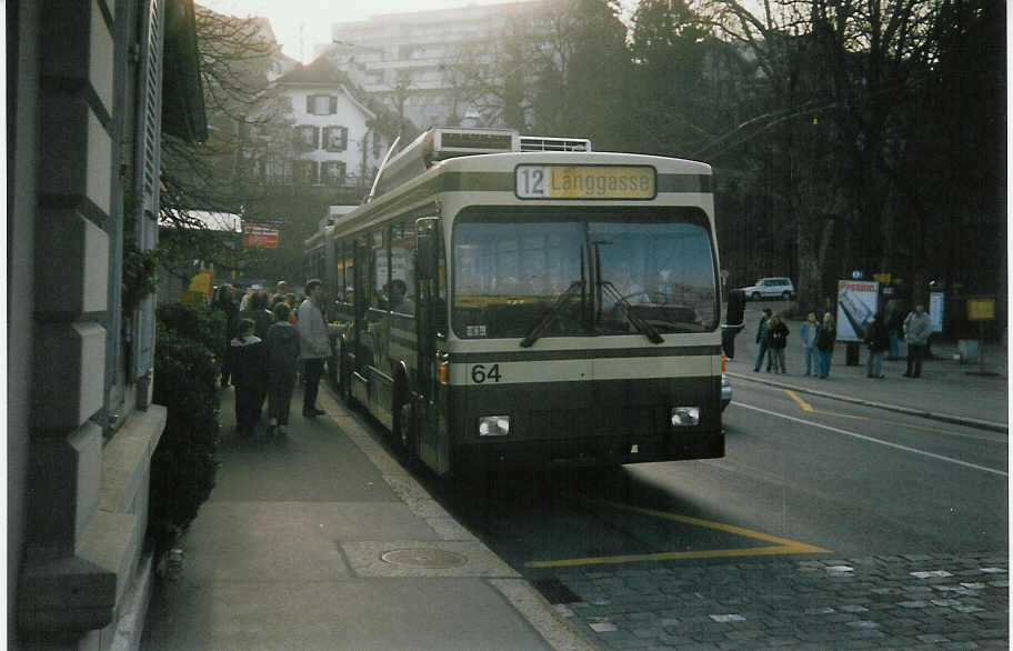 (016'622) - SVB Bern - Nr. 64 - Volvo/R&J Gelenktrolleybus am 26. Mrz 1997 in Bern, Brengraben