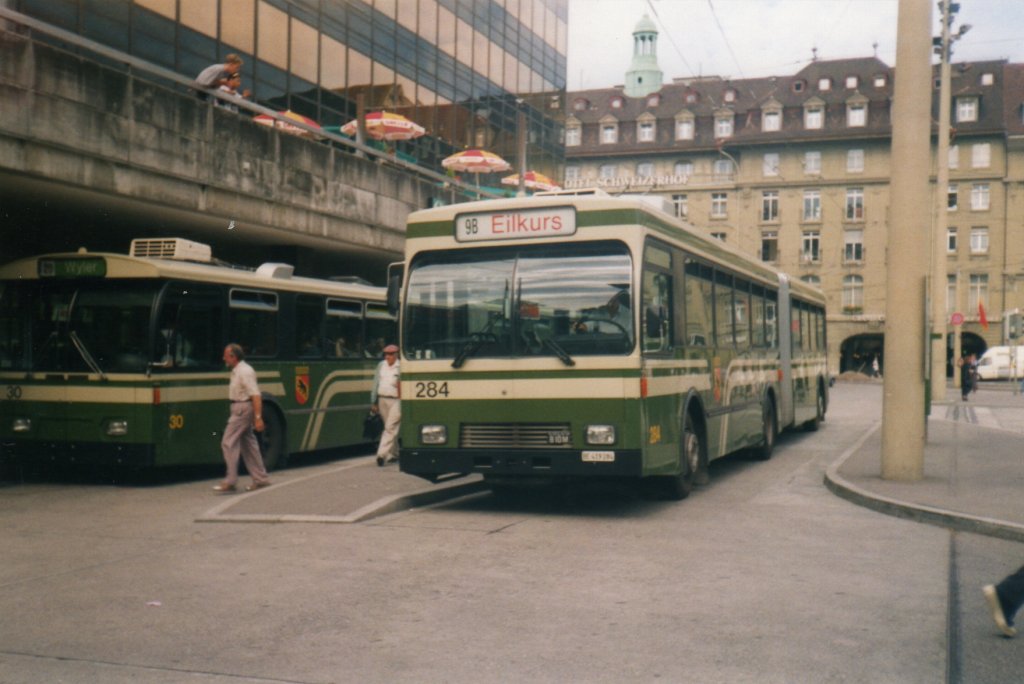 (018'504) - SVB Bern - Nr. 284/BE 419'284 - Volvo/R&J-Hess-Gangloff am 4. August 1997 beim Bahnhof Bern