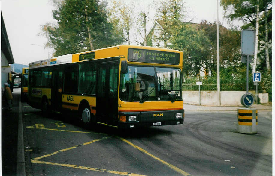 (020'027) - AAGL Liestal - Nr. 54/BL 6545 - MAN/Ayats am 8. Oktober 1997 beim Bahnhof Liestal